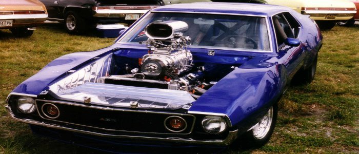 AMC Javelin 定制蓝色硬顶与增压 AMC V8 的照片。