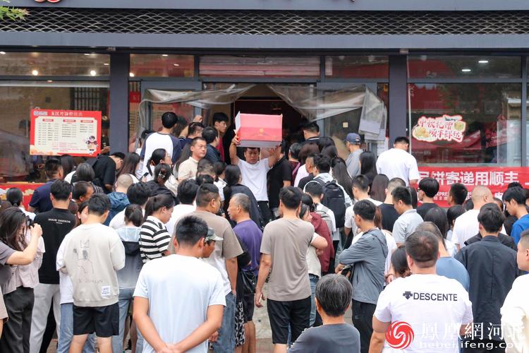 成都饼店雇人排队，揭秘排队背后的营销秘诀？