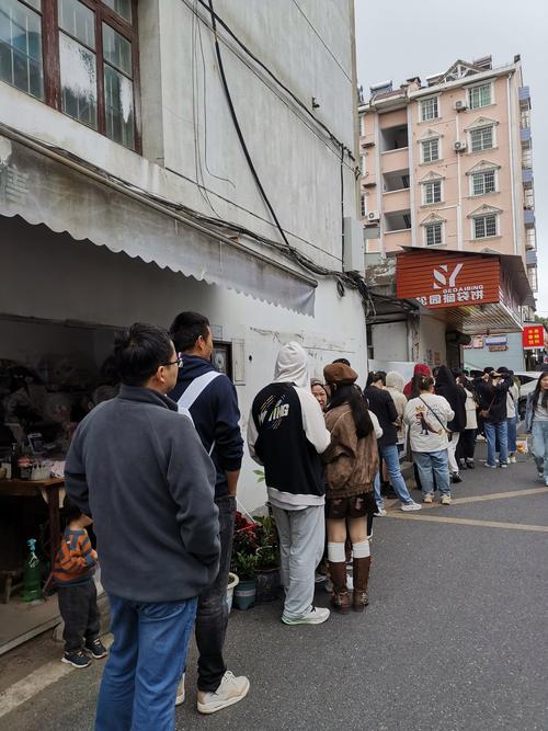 成都饼店雇人排队，揭秘排队背后的营销秘诀？